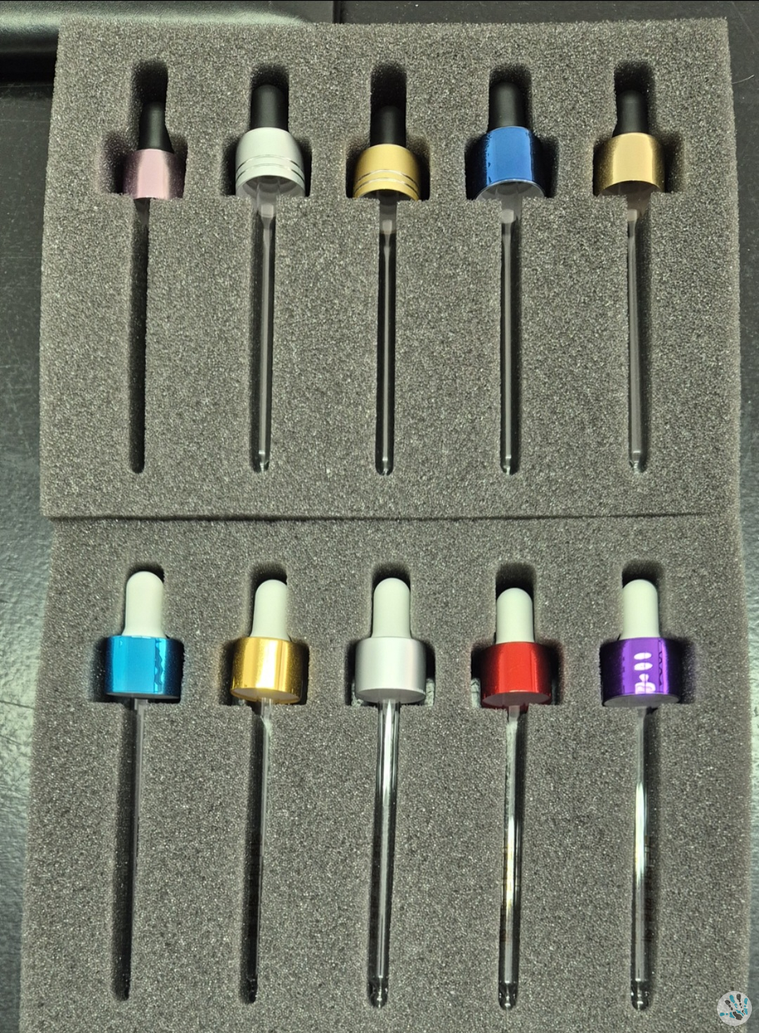 Valorizzate il vostro packaging con contagocce dalle ghiere in alluminio colorato